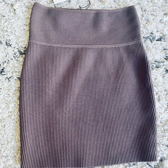 Aritzia Babaton sculpt knit mini skirt - Picture 7 of 9